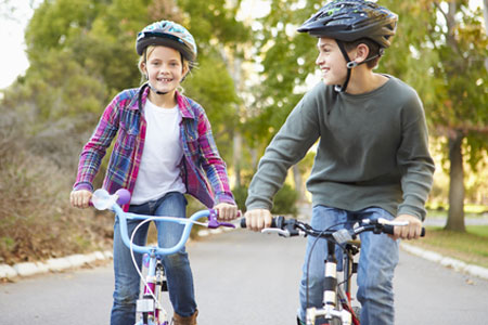 zdjęcie w nagłówku - dzieci na rowerach